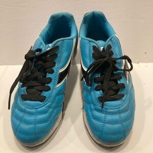 Diadora Women’s indoor Soccer shoe size 7.5 USA EUC